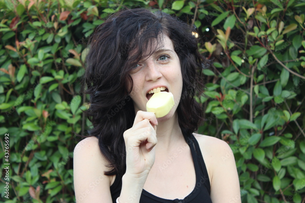ragazza che mangia gelato ragazza che mangia gelato