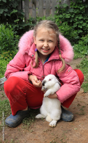 Девочка и кролик