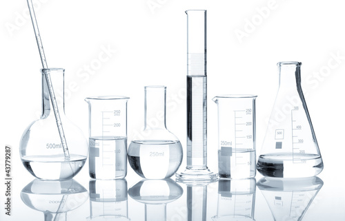 Obraz Grupa kolb laboratoryjnych z klarownym płynem, odizolowanych