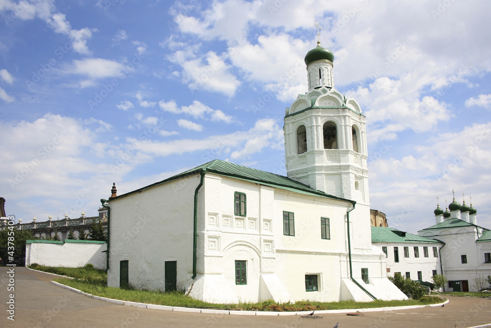 Старинная православная церковь белого цвета