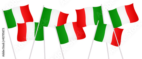 Bandiere italiane che festeggiano la vittoria