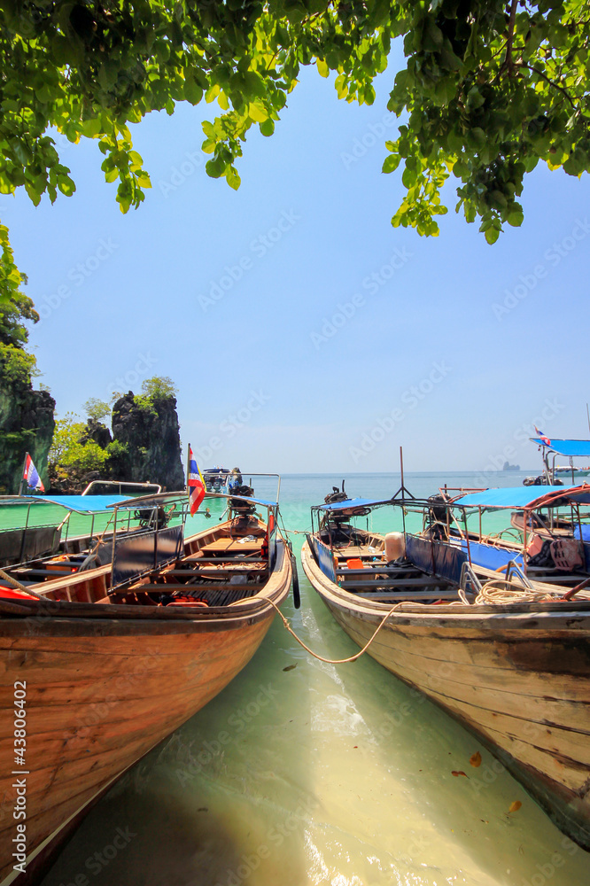 Obraz premium Between Two Boat