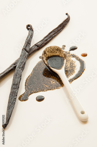 Vanilla beans and spoon with extract