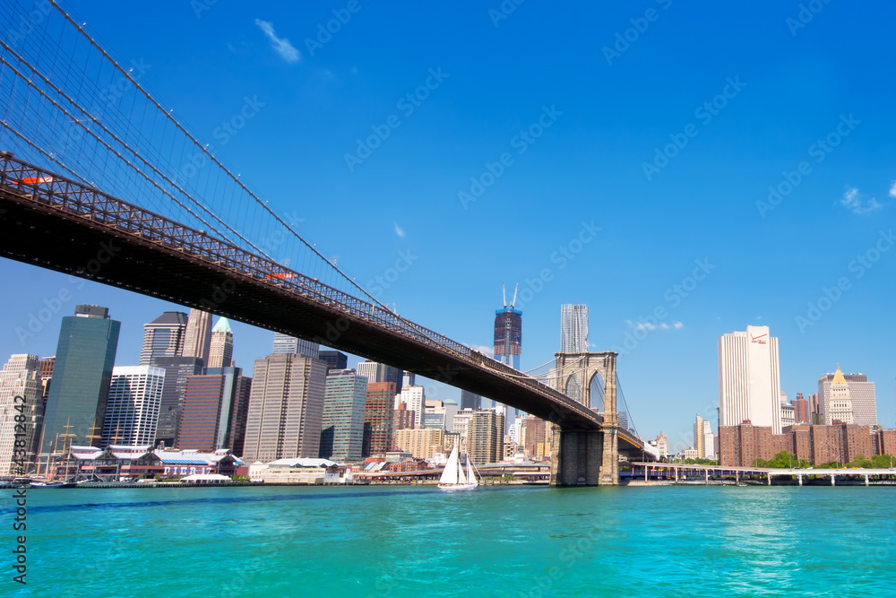 Fototapeta premium Beautiful Brooklyn Bridge looking towards Manhattan in NYC