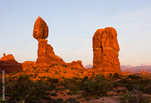 Tableau sur toile Balanced Rock in Arches National Park near Moab, Utah at sunset