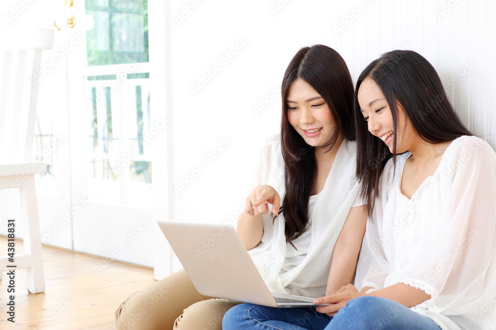 ノートパソコンを使う女の子二人 ノートパソコンを使う女の子二人
