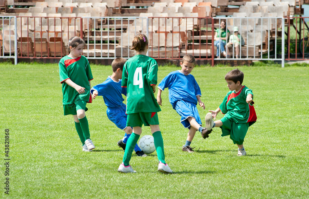 Obraz premium children playing soccer