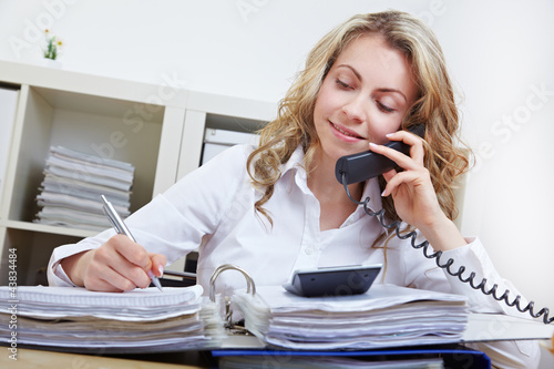 Frau telefoniert im Büro photo