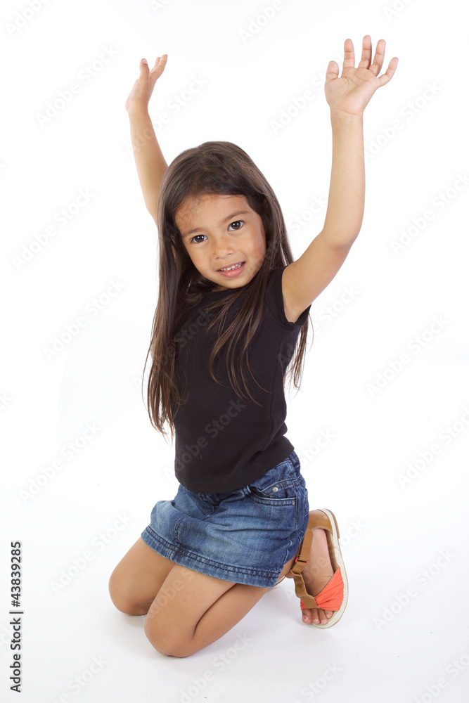 Obraz premium enfant assise lève les bras