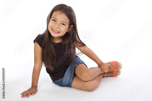 Fotografie enfant assise souriante sur fond blanc