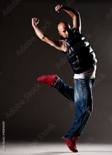 dancing hip-hop man © ArtFamily