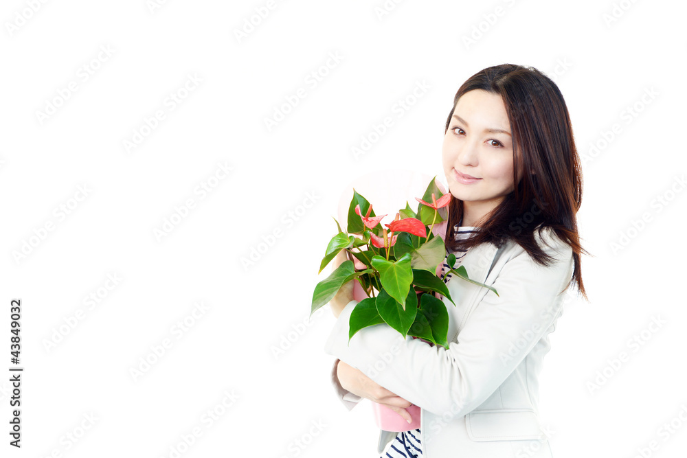 花のプレゼントを持った笑顔のオフィスレディー