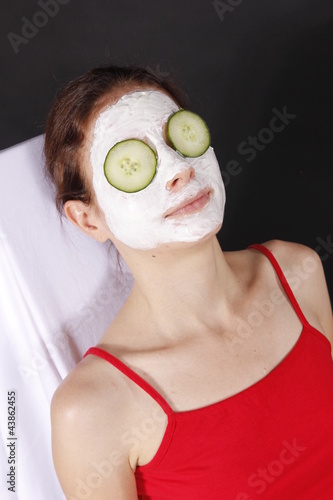 Frau hat Gurken auf den Augen
