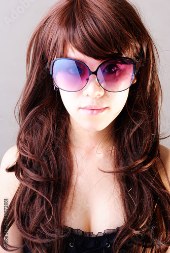 Wallpaper Mural Women in shaw was wearing dark sunglasses Torontodigital.ca