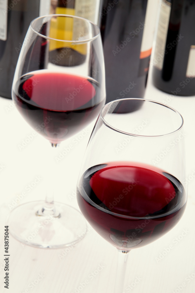 due bicchieri di vino rosso su tavolo Stock Photo | Adobe Stock