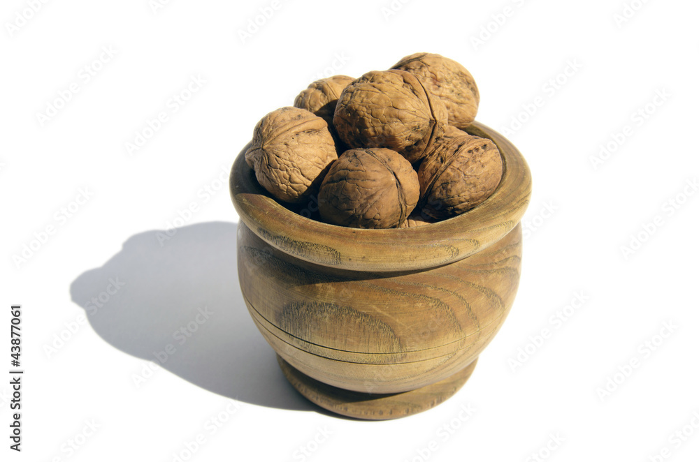 Recipiente de madera repleto de nueces Recipiente de madera repleto de nueces