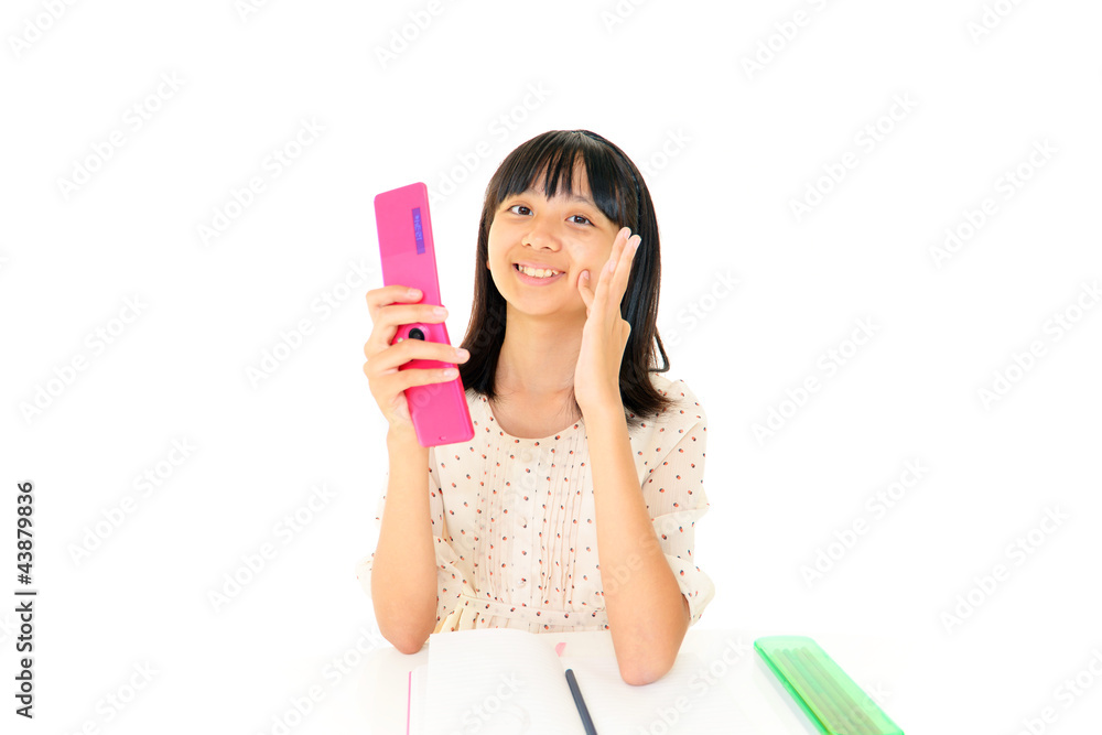 携帯電話を持って微笑むかわいい女の子 携帯電話を持って微笑むかわいい女の子