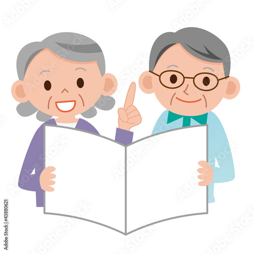 書類を見るシニア