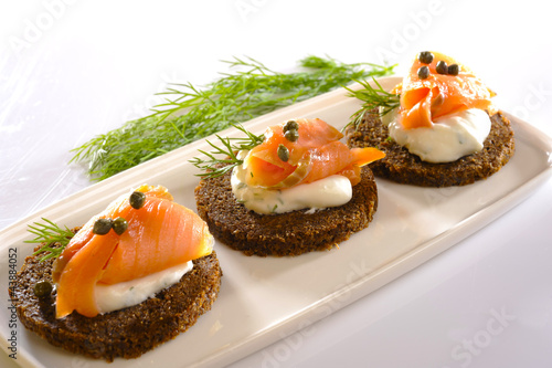 kanapka z łososiem koperkiem i kaparami