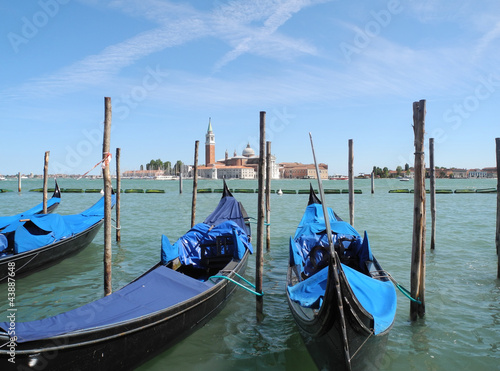 Gondeln und Kirche San Giogio Maggiore in Venedig © Fotolyse