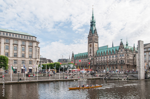 Hamburg Rathaus mit Rathausmarkt und Fleet
