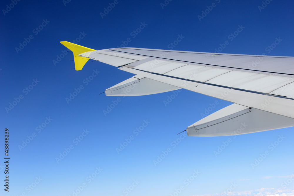 Tragfläche eines Flugzeugs während Flug Tragfläche eines Flugzeugs während Flug