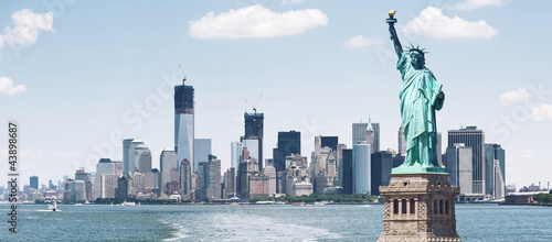 Brooklyn Bridge and Manhattan Skyline with the Statue of Liberty © pio3