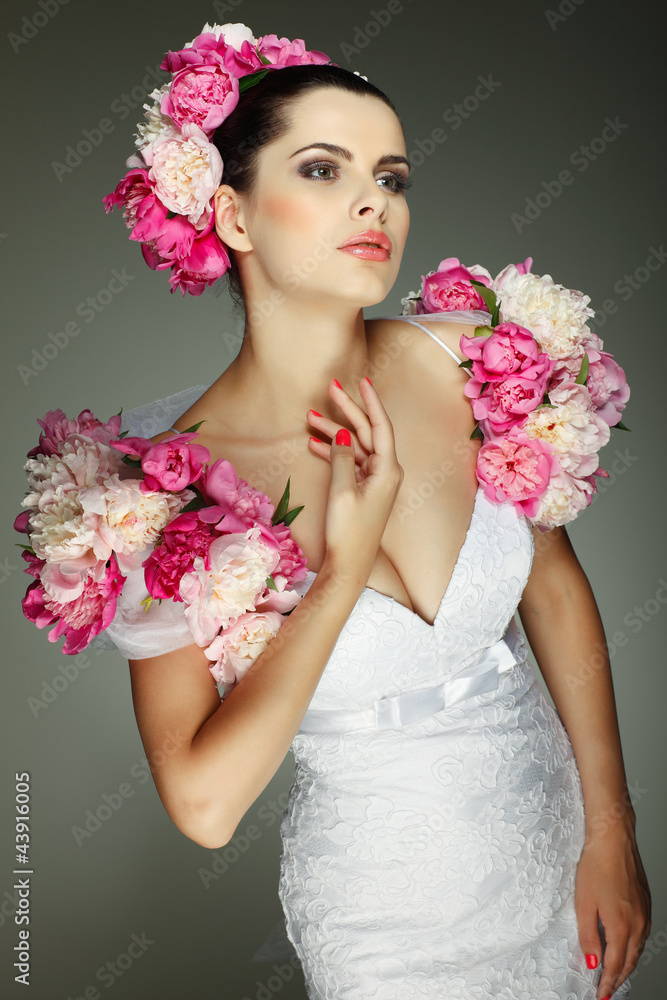 Naklejka premium elegant brunette is in a wedding dress, decorated pink colors