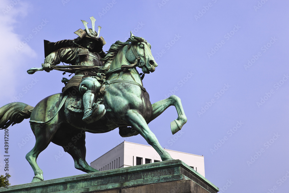 tokyo: copper statue of kusunoki masashige