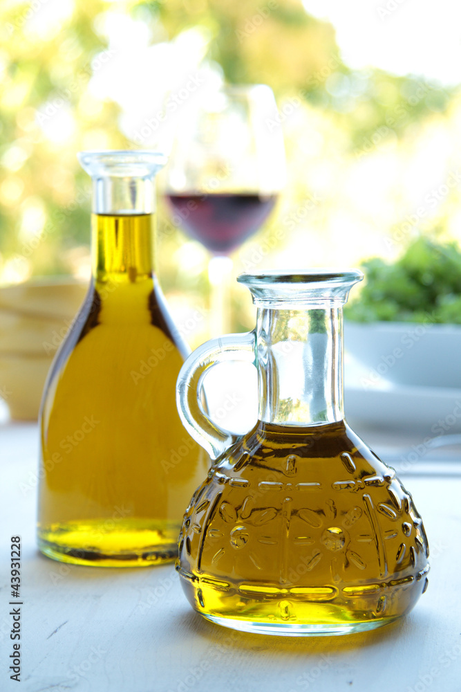 olio di oliva su tavolo con sfondo naturale olio di oliva su tavolo con sfondo naturale