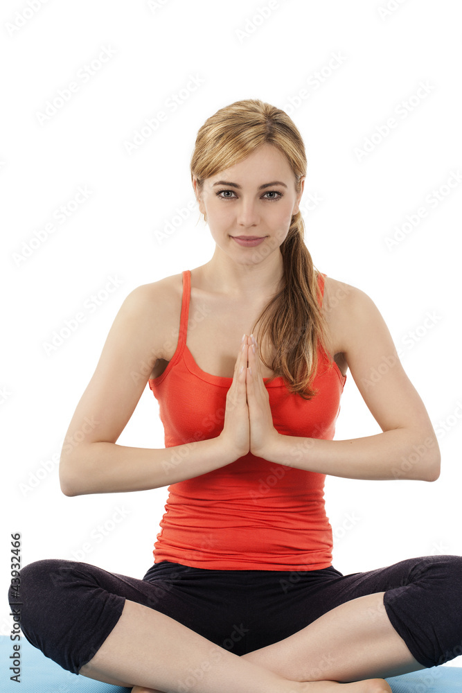 junge sitzende frau bei yoga übungen vor weißem hintergrund junge sitzende frau bei yoga übungen vor weißem hintergrund