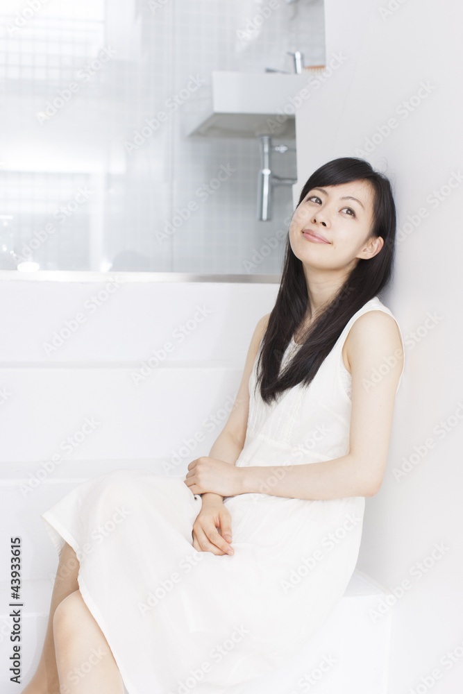 階段に座る女性 階段に座る女性