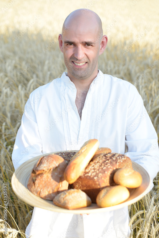 Mann mit Backwaren im Roggenfeld