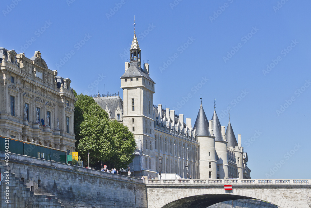 Obraz premium Castle Conciergerie is a former royal palace and prison in Paris