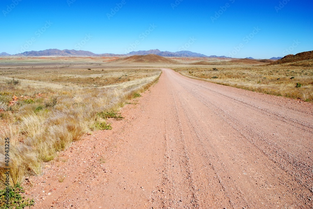 gravel road im Süden Namibias