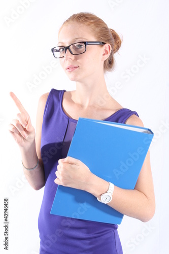 Foto Pretty redhead woman holding a folder, doing the NO sign