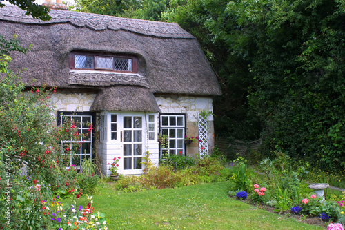 Valokuvatapetti Thatched cottage