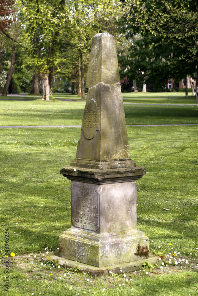Obraz premium Kranichdenkmal im Abteigarten Lemgo