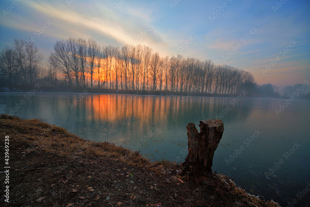 Obraz premium Beautiful sunset lake