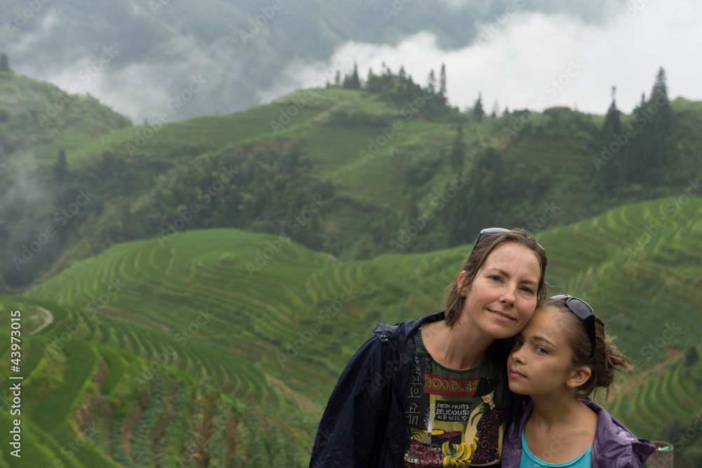 mère et fille dans les rizières d'Asie