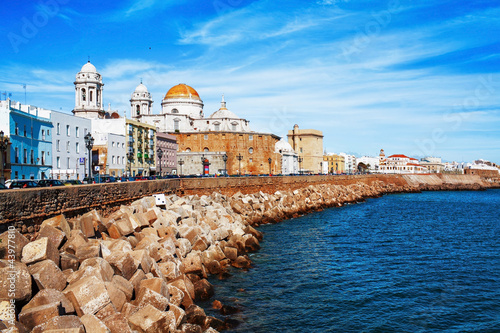 Foto Embankment along the sea and the old Spanish town