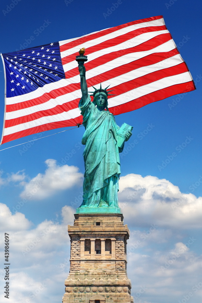 Naklejka premium Statue de la Liberté et drapeau des Etats-Unis.