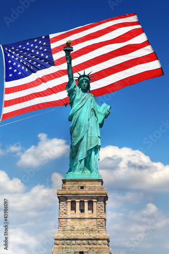 Statue de la Liberté et drapeau des Etats-Unis.