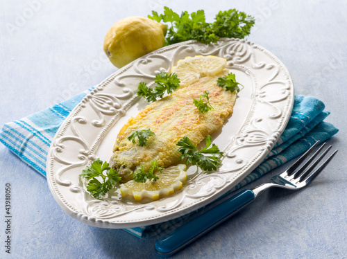 Konstfotografi breaded sole fish with parsley and lemon