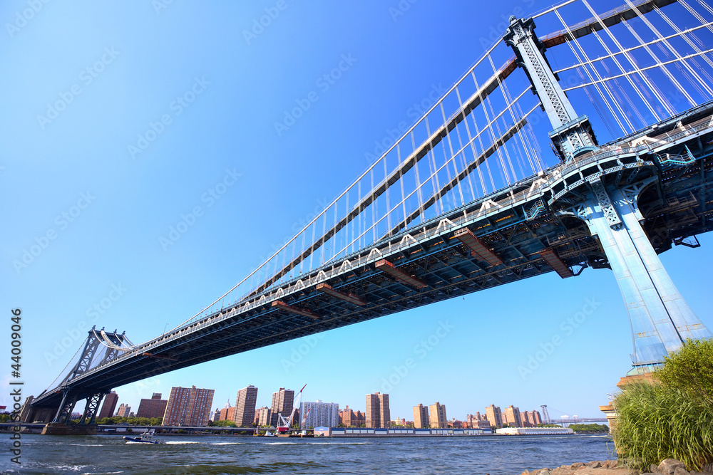 Obraz premium Manhattan Bridge nad East River z panoramą Nowego Jorku
