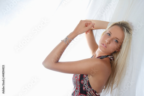 Fotografie ragazza bionda tra i veli
