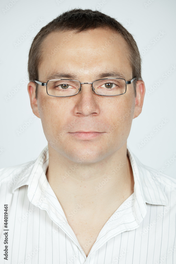 junger Mann mit Brille
