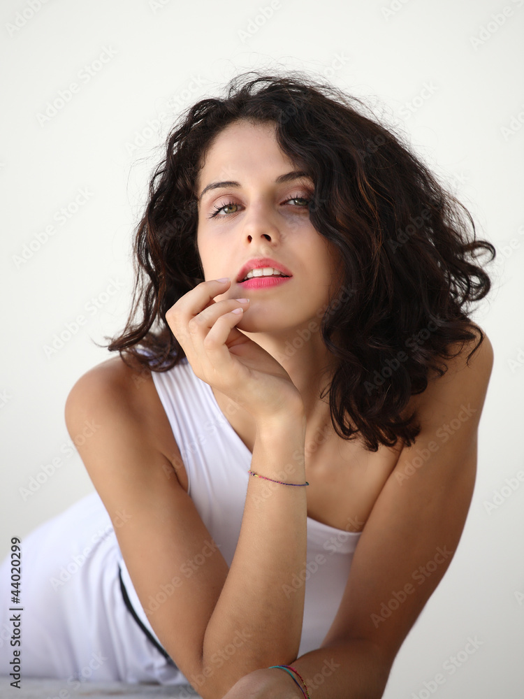 Sguardo di ragazza con vestito bianco Sguardo di ragazza con vestito bianco