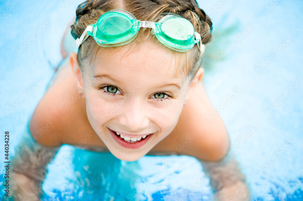 Little girl in swimming pool - obrazy, fototapety, plakaty 
