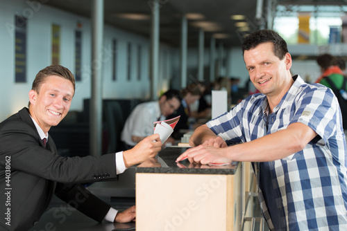 urlauber erhält eine boardkarte zum abflug photo